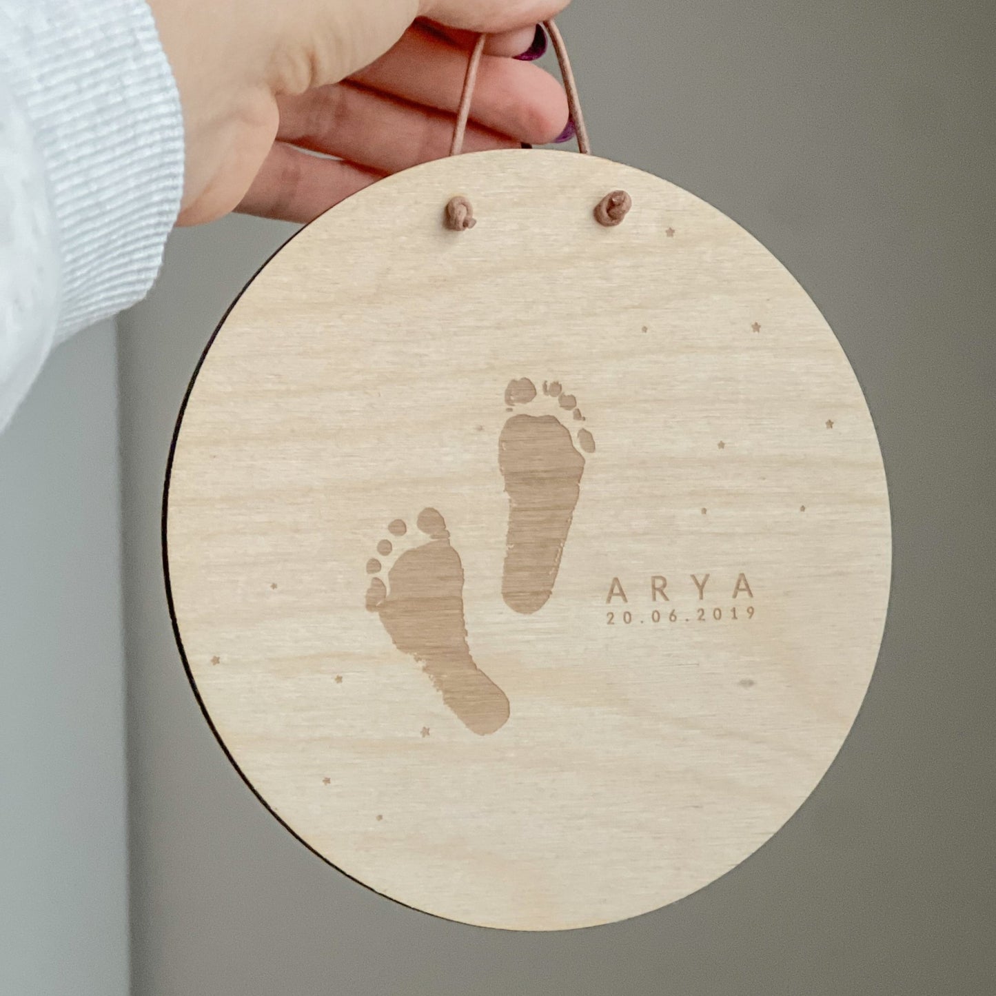 Personalisierbares Holzschild mit dauerhaften Abdrücken - lalunechild