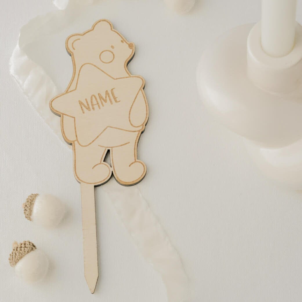 Handgefertigter Grabstecker aus Holz – Bär mit Stern in der Hand. Personalisiert mit Wunschgravur (Name, Datum). Perfekt für Grabschmuck, Trauerfloristik oder als liebevolle Dekoration in Gedenkstätten. Wetterfest durch Lackierung oder Versiegelung.