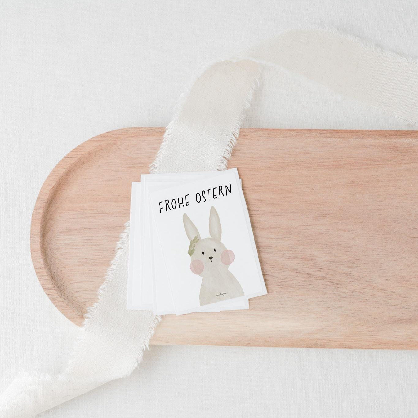 Aufkleber für Grabkerze mit einem Hasen und dem Schriftzug 'Frohe Ostern'. Ein zartes Design, das Ostergrüße und Erinnerungen an den Verstorbenen in dieser besonderen Jahreszeit übermittelt.