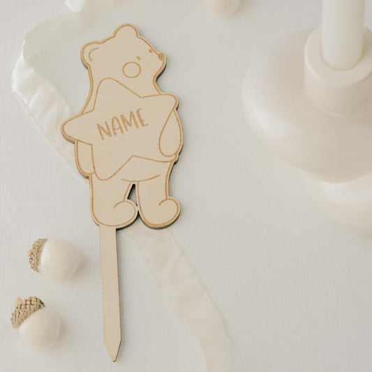 Handgefertigter Grabstecker aus Holz – Bär mit Stern in der Hand. Personalisiert mit Wunschgravur (Name, Datum). Perfekt für Grabschmuck, Trauerfloristik oder als liebevolle Dekoration in Gedenkstätten. Wetterfest durch Lackierung oder Versiegelung.