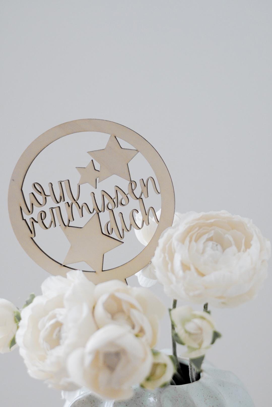 Personalisierter Grabstecker – Stern mit Spruch „Wir vermissen dich“ | Gedenkstecker aus Holz (26 x 12 cm)