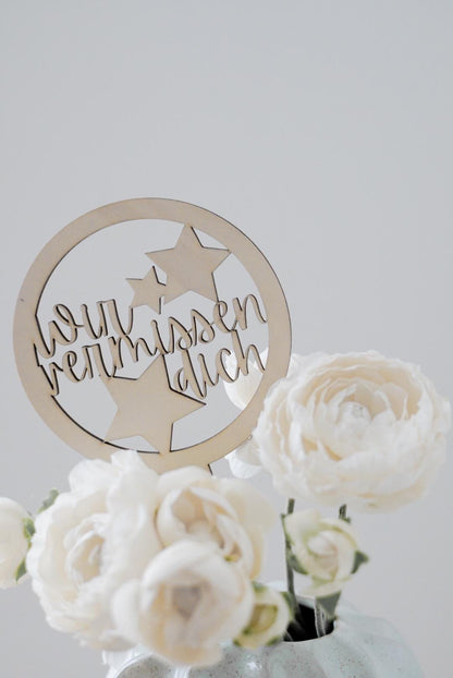 Personalisierter Grabstecker – Stern mit Spruch „Wir vermissen dich“ | Gedenkstecker aus Holz (26 x 12 cm)