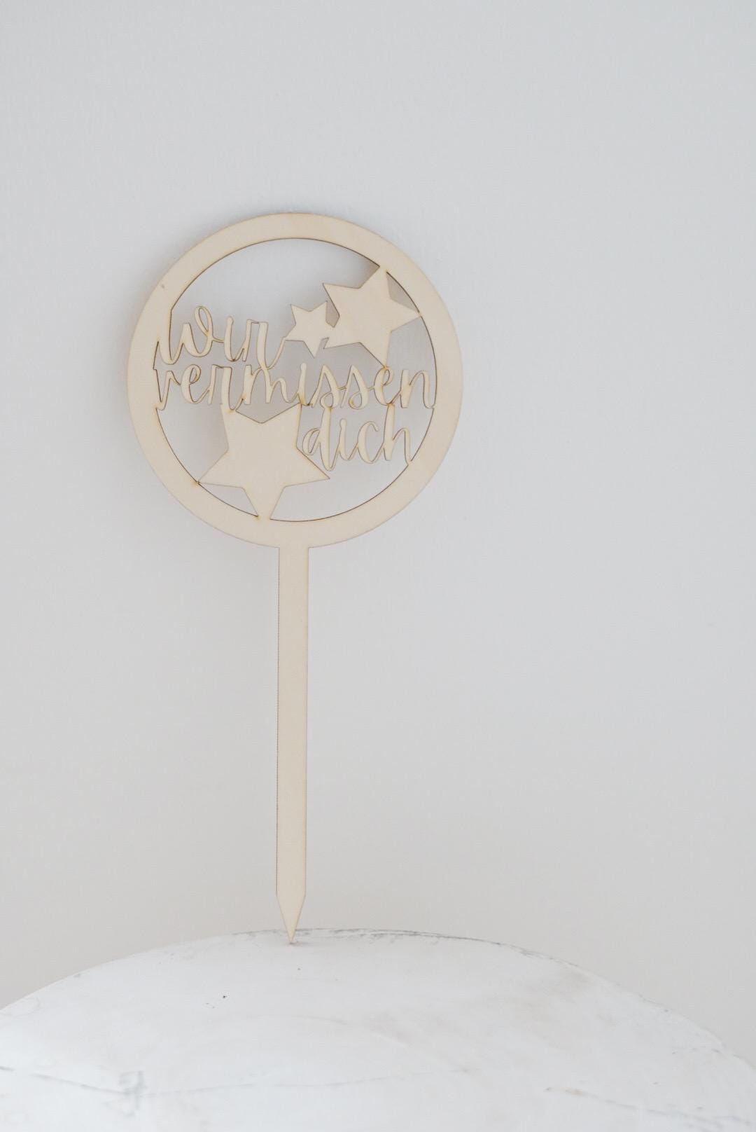 Personalisierter Grabstecker – Stern mit Spruch „Wir vermissen dich“ | Gedenkstecker aus Holz (26 x 12 cm)