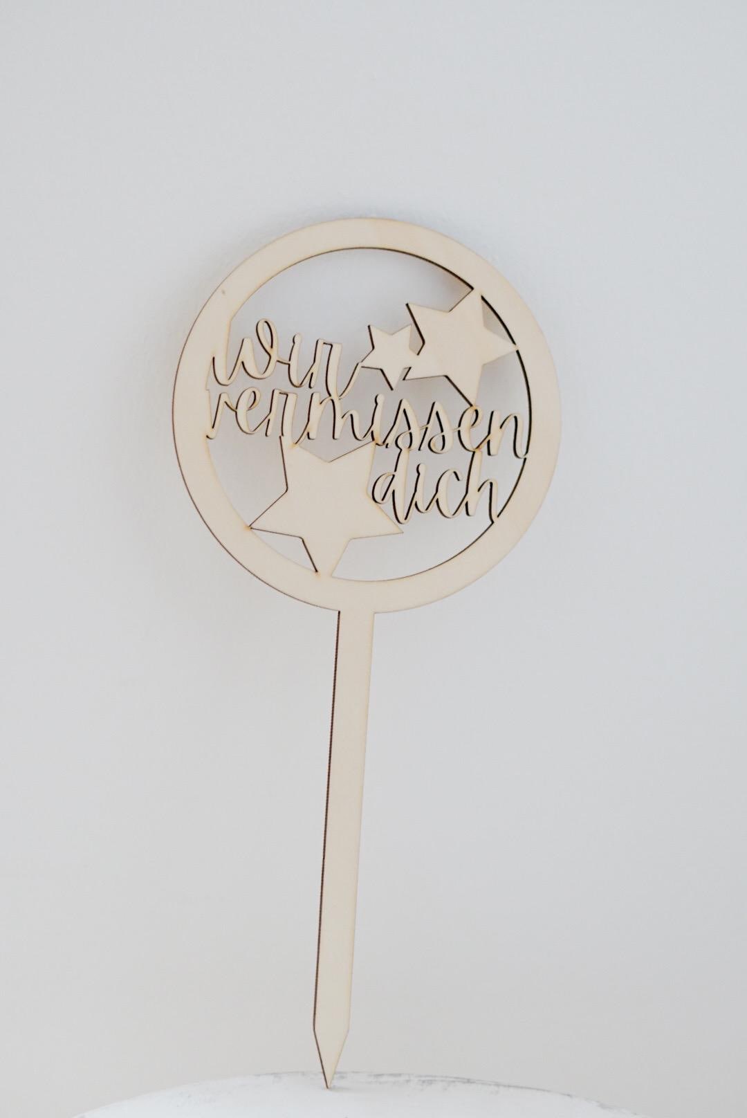 Personalisierter Grabstecker – Stern mit Spruch „Wir vermissen dich“ | Gedenkstecker aus Holz (26 x 12 cm)