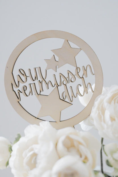 Personalisierter Grabstecker – Stern mit Spruch „Wir vermissen dich“ | Gedenkstecker aus Holz (26 x 12 cm)