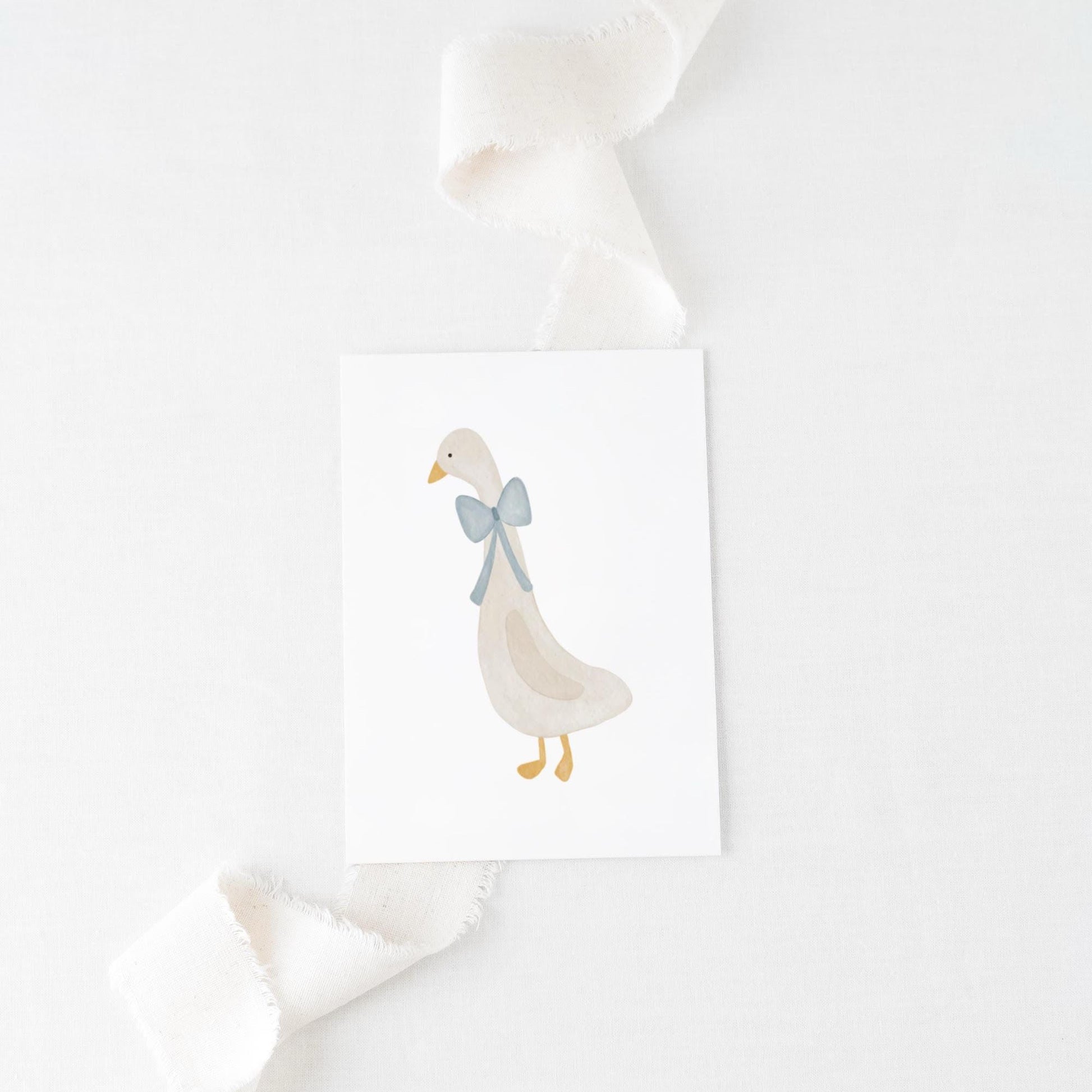Handgezeichnete Aquarell-Postkarte mit einer Gans, die eine blaue Schleife trägt – perfekt für Geburtstags- oder Dankeskarten