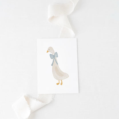 Handgezeichnete Aquarell-Postkarte mit einer Gans, die eine blaue Schleife trägt – perfekt für Geburtstags- oder Dankeskarten