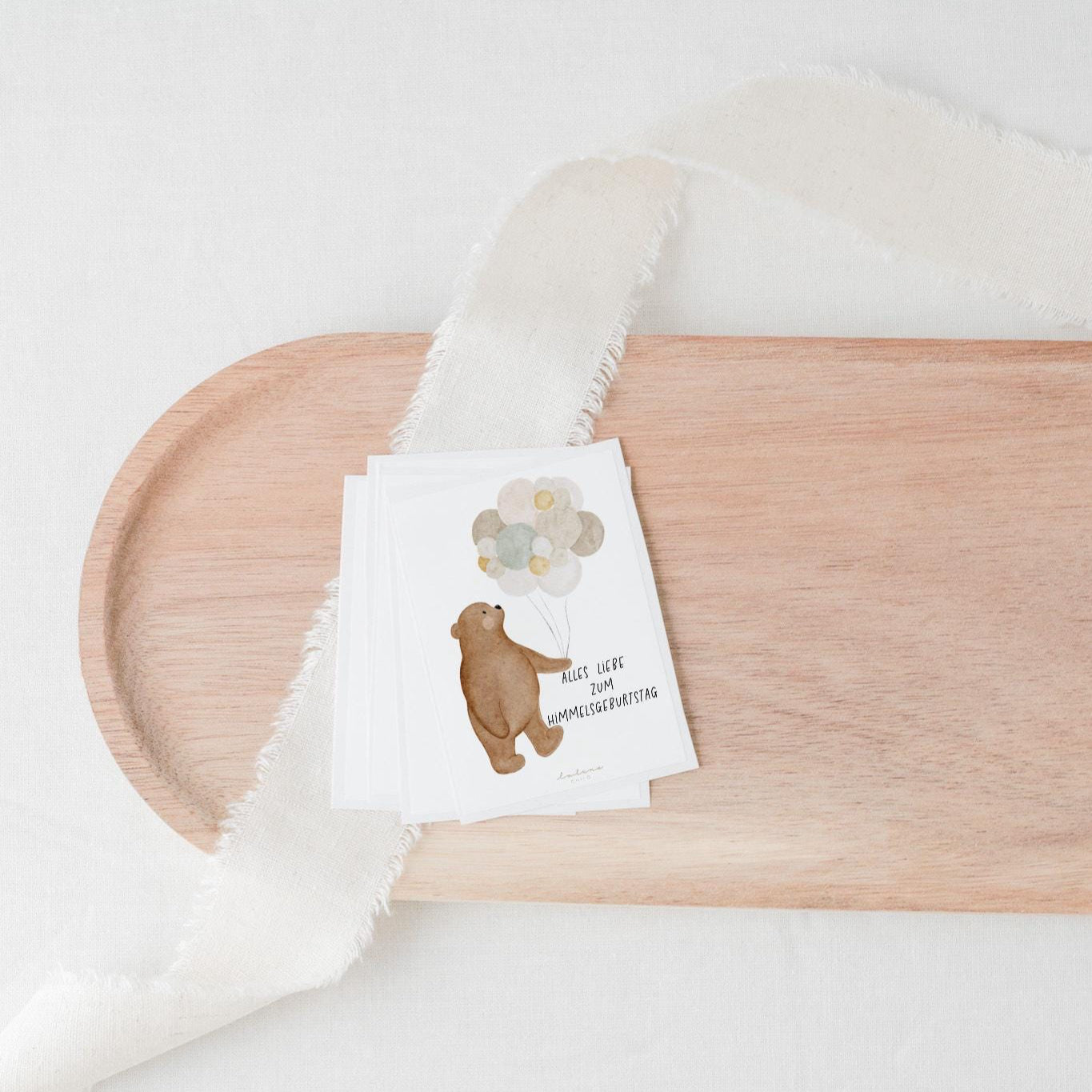 Aufkleber für Grabkerze mit Bär und Ballons, gestaltet für den Himmelsgeburtstag eines Sternenkindes. Das zarte Design vermittelt Trost und Erinnerungen an den verlorenen Engel.
