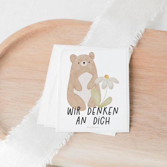 Aufkleber Grabkerze Bär mit Gänseblümchen – Wir denken an dich